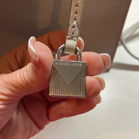 Michael Kors Mercer Medium Pebbled Leather Crossbody Bag - Picture 10 of 11